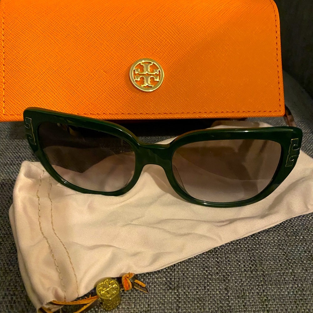 Ladies Tory Burch Hunter Green like new Sunglasses